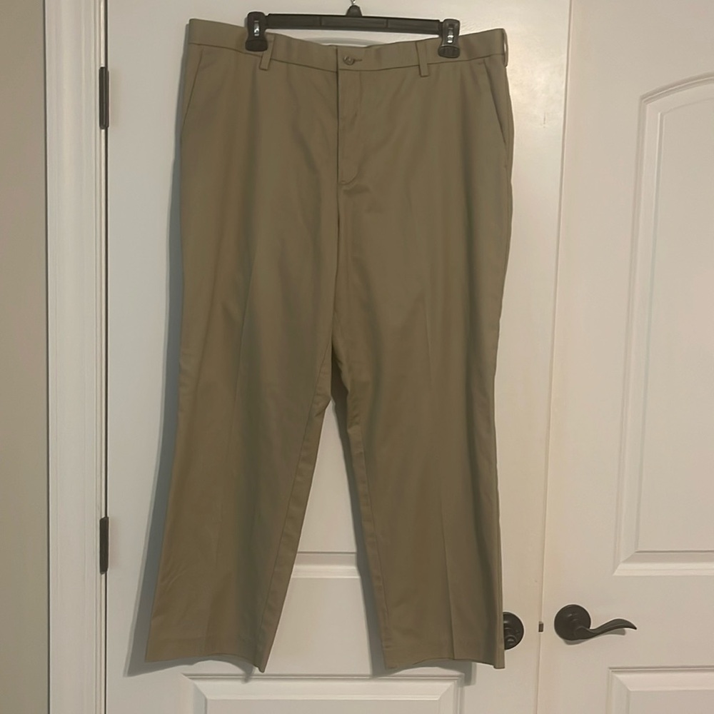 Men’s Dockers Slacks 42x30 Classic Fit Excellent
